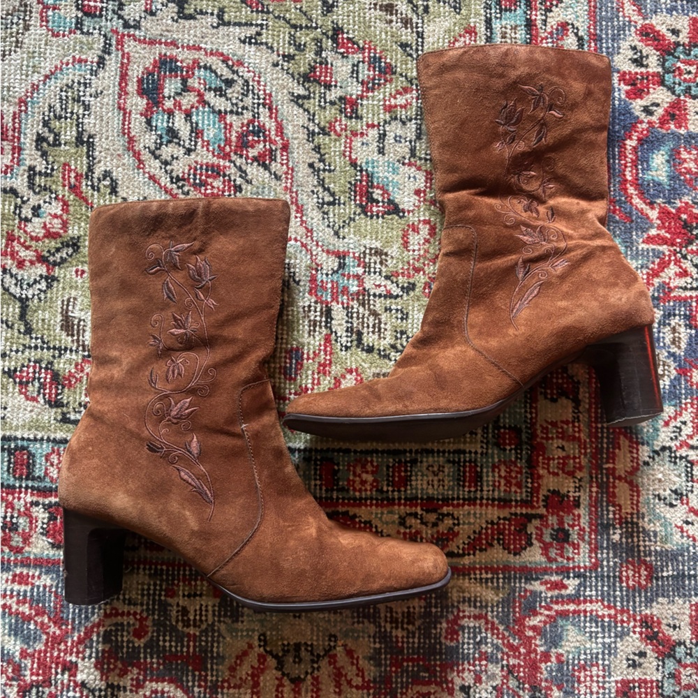 Suede Ralph Lauren boots with embroidery